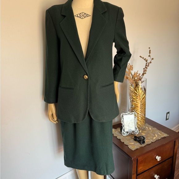 Vintage Sag Harbor Dark Green Classic Blazer and Skirt set.100% wool - Picture 1 of 10